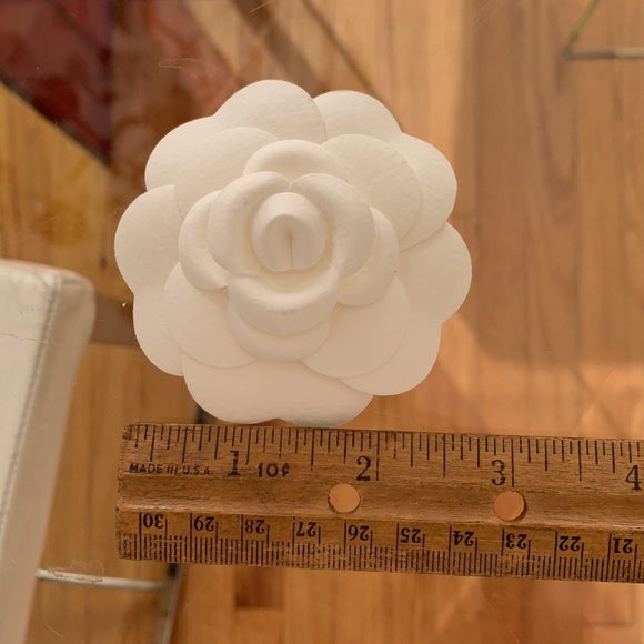 Chanel camellia flower - Picture 4 of 4